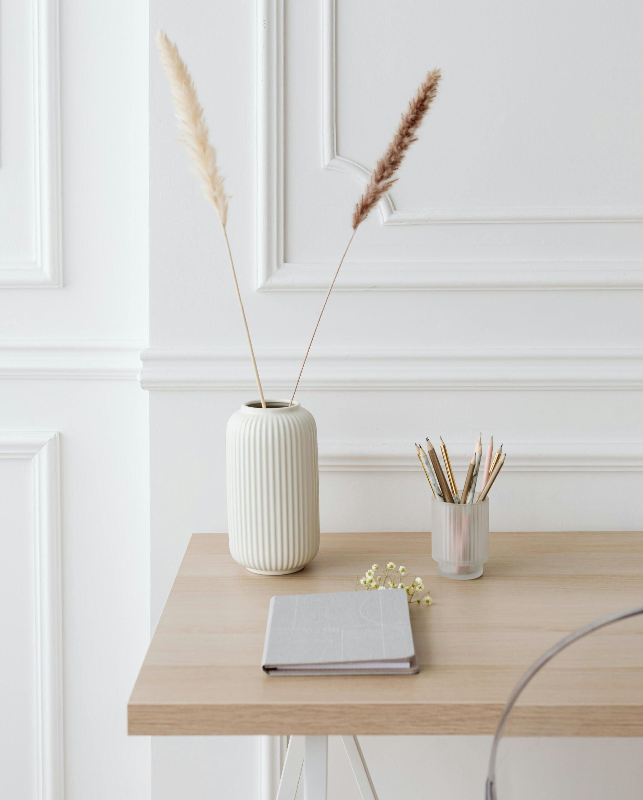 coin de bureau bien rangé, vase , cahier, pot à stylos